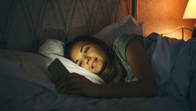 Der Gebrauch von Handys im Bett schadet der Schlafqualität und dem Herz